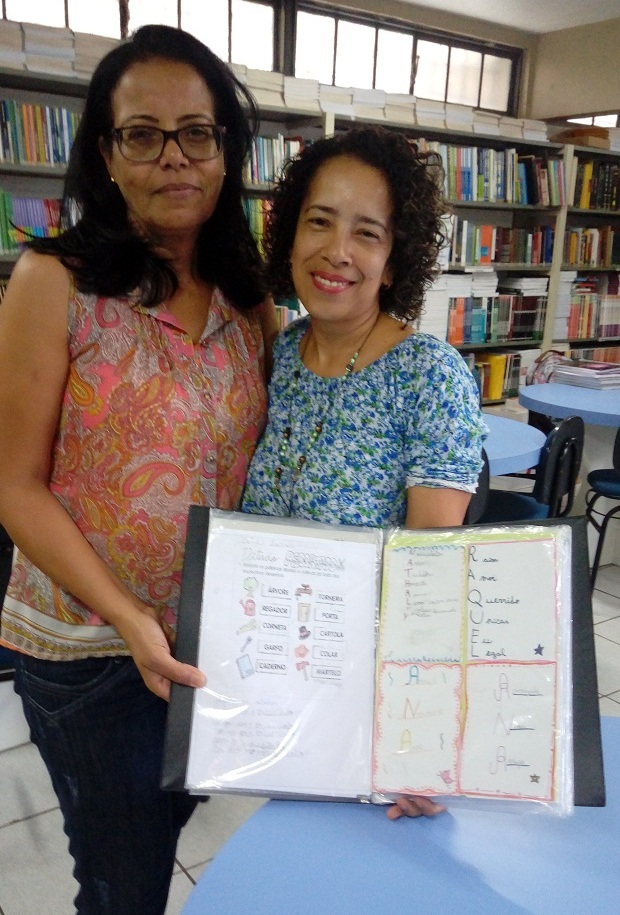 Na Escola Estadual José Joaquim Lages, em Ribeirão das Neves, a professora alfabetizadora Léa Olímpio de Moura trabalha com a turma do projeto de APD. Foto: Arquivo pessoal