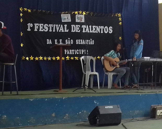 No festival, a estudante do 2º ano do Ensino Médio, Kenia Alves Costa, 16 anos, apresentou um número de voz e violão. Foto: Divulgação Escola