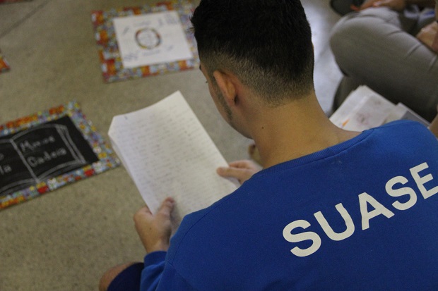 Os jovens escreveram suas impressões dos filmes que falam do ensino no Brasil. Foto: Elian Oliveira/ACS-SEE