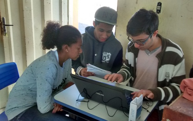 O formato do texto teatral foi tratado em roda de conversa com todos os alunos, que foram incentivados a selecionar livros de peças da coleção “Literatura em minha casa”. Foto: Arquivo pessoal