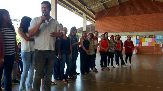 O Superintendente Regional de Ensino de Uberlândia, Jakes Paulo, reunido com professores da telessala das escolas da região. Foto: Divulgação  