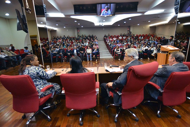 A secretária de Estado de Educação, Macaé Evaristo, ressaltou que a temática debatida está muito presente no ambiente escolar. Foto: Carlos Alberto (Imprensa/MG)