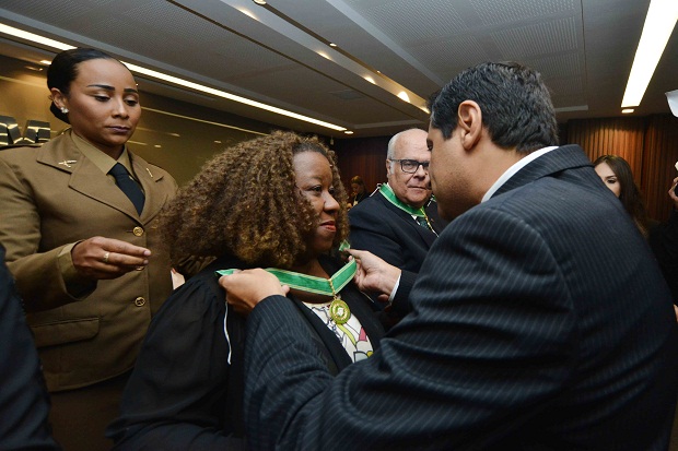 Secretária Macaé Evaristo foi agraciada com a Medalha do Mérito da Defensoria Pública de Minas Gerais. Foto: Carlos Alberto/CBMM-MG