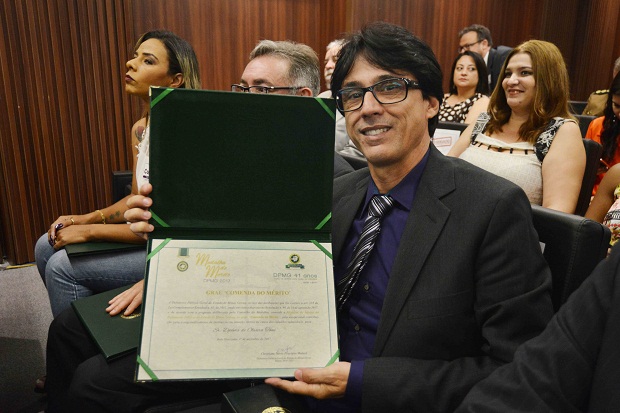 Pela parceria em projetos desenvolvidos na E.E. Deputado Renato Azeredo, em Vespasiano, o diretor Djalma Tomé foi homenageado com a Comenda do Mérito da Defensoria Pública. Foto: Carlos Alberto/CBMM-MG