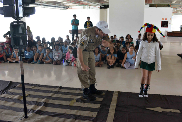 Policiais militares do projeto “Transitolândia” utilizaram linguagem simples e lúdica para informar os estudantes. Foto: Carlos Alberto / Imprensa - MG