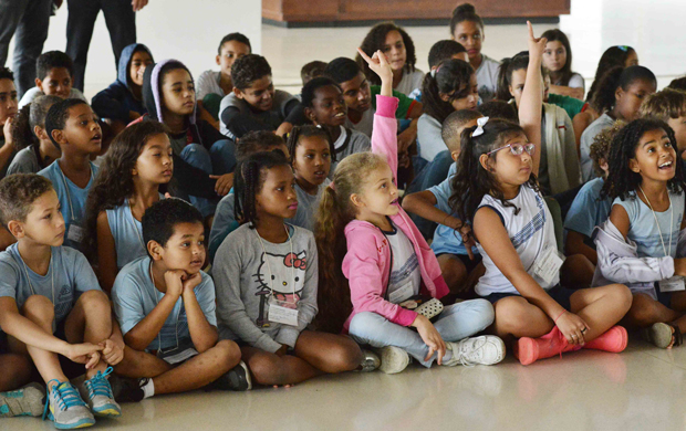 Estudantes das Escolas Estaduais Maria da Piedade Fonseca; Professor Batista Santiago; e Getulio Vargas, tiveram palestras sobre educação no trânsito. Foto: Carlos Alberto / Imprensa – MG