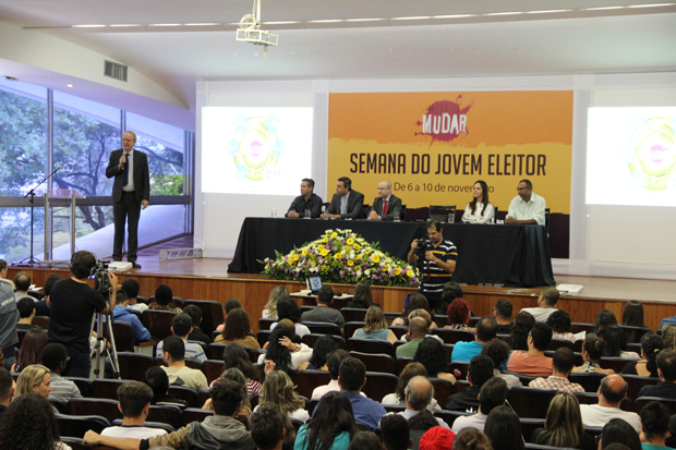 O secretário adjunto da SEE, Wieland Silberschneider, participou do lançamento e falou da importância dos jovens participarem do processo democrático em 2018. Foto: Eric Abreu (ACS/SEE-MG)