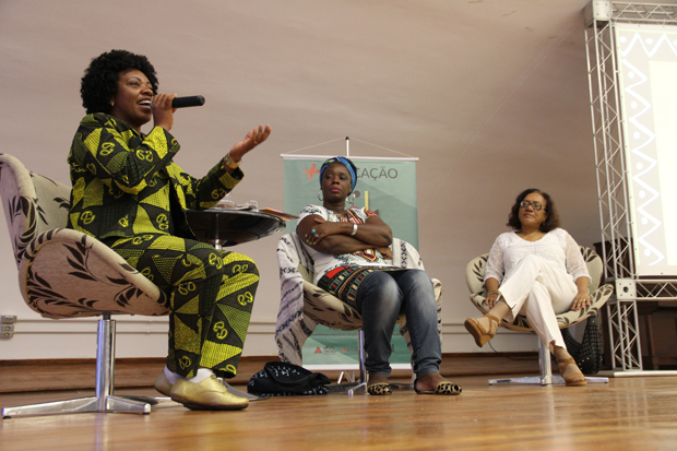 A superintendente Iara Pires Viana, que mediou a roda de conversa, ressaltou a importância do encontro com professores e alunos para marcar o mês da Consciência Negra. Foto: Eric Abreu (ACS/SEE-MG)