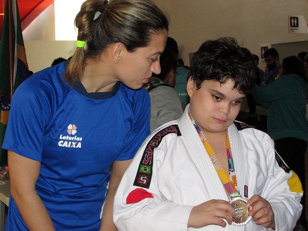 O judoca Daniel Pereira conheceu a medalhista paralímpica Lúcia Teixeira. Foto: Renata Silva/SEESP