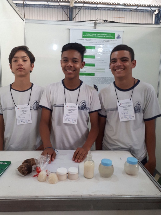 “Caracterização Fitoquímica dos Tubérculos da Planta Inhame”  foi outro projeto da escola premiado em segundo lugar. Foto: Fabíola Fonseca