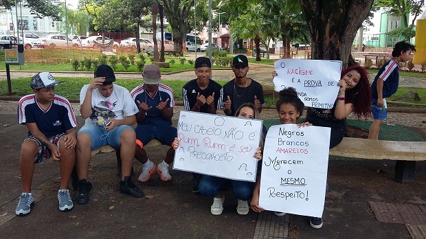 Entre as atividades da E.E. José Bonifácio foi feita uma caminhada pelas ruas do bairro onde a escola está localizada. Foto: Divulgação
