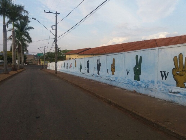 Em parceria com a professora de Artes, os muros da escola foram pintados com o alfabeto em Libras. Foto: Arquivo da Escola 