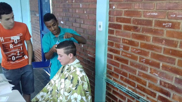 Na Estadual Américo Martins, em Montes Claros, o estudante Alessandro Viana Cabral ministrou uma oficina de barbearia. Foto: Arquivo da Escola