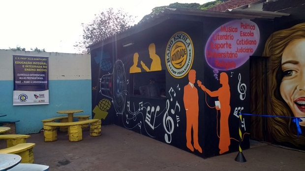 A Rádio Atividade, transmitida todos os dias na hora do recreio, é uma das ações da Educação Integral e Integrada. Foto: Divulgação