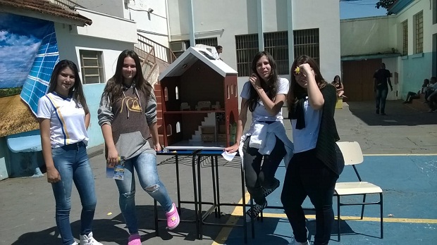 Uma turma desenvolveu uma casa sustentável que utilizava energia solar e o protótipo criado pelos alunos foi apresentado para a comunidade. Foto: Divulgação
