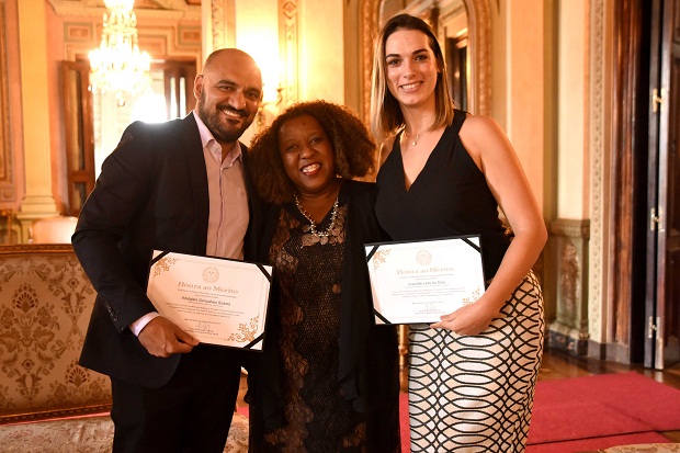 Professores Adalgísio e Gracielle com a secretária Macaé Evaristo. Foto: Marcelo Sant'Anna/Imprensa MG