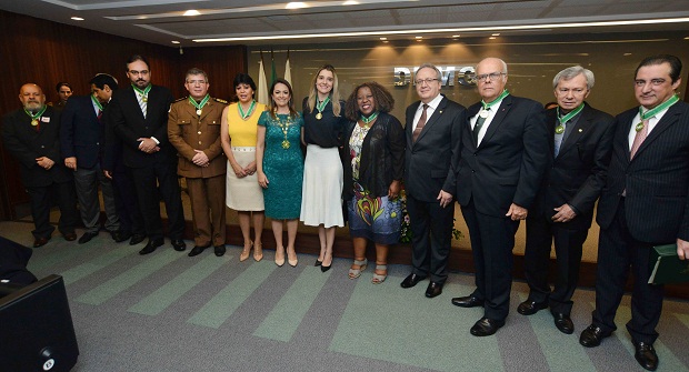 Ao todo, a Defensoria Pública homenageou 60 personalidades, entre políticos, juízes, policiais e defensores públicos. Foto: Carlos Alberto/CBMM-MG