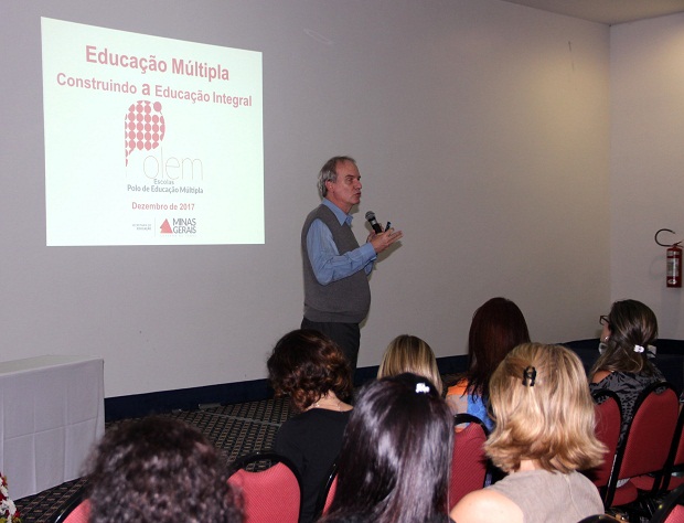 O secretário adjunto da SEE, Wieland Silberschneider, fez o encerramento da manhã de palestras do primeiro dia do Encontro de Formação. Foto: Franciele Xavier (ACS/SEE) 