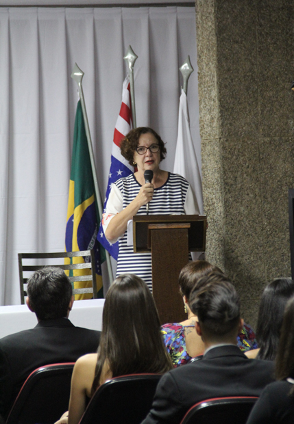 A subsecretária de Educação Básica da SEE, Augusta Mendonça, parabenizou os estudantes da primeira turma do programa English Access. Foto: Eric Abreu - ACS/SEE 