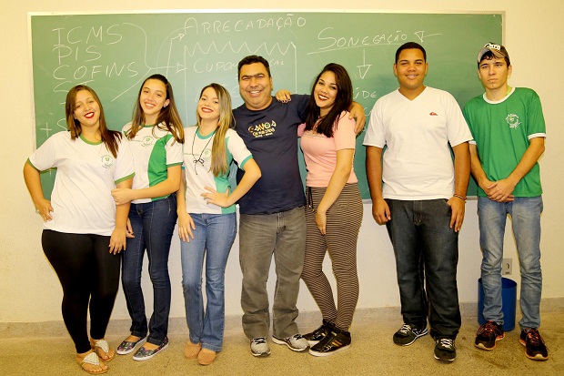 Alunos do 2º Ano que desenvolveram projeto de educação fiscal com o Professor Adelino Ribeiro. Foto: Divulgação