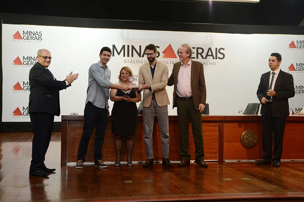 Diego e Yan receberam o prêmio das mãos do secretário Adjunto de Esatdo de Educação, Wieland Silberschneider. Foto: Omar Freire/Imprensa MG