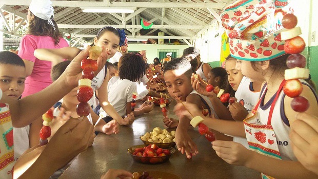 O projeto estimular hábitos saudáveis com as crianças, como trocar alimentos industrializados por frutas e legumes. Foto: Arquivo da Escola