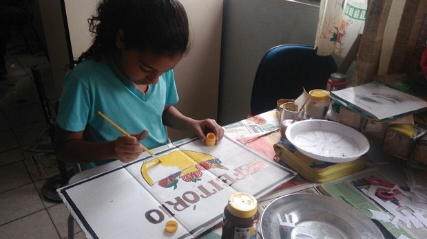 Com materiais reciclados, estudantes criaram placas de trânsito. Foto: Arquivo da Escola
