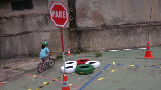 Uma transitolândia foi montada na escola e os alunos andaram de bicicletas com seus familiares. Foto: Arquivo da Escola