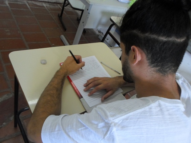 O jovem se preparou para o vestibular dentro da unidade de internação. Crédito: Divulgação/Sesp