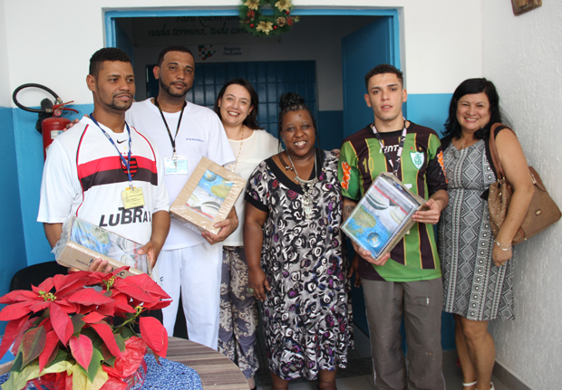 Recuperandos que cursam a EJA Ensino Médio receberam kit com material escolar. Foto: Eric Abreu - ACS/SEE