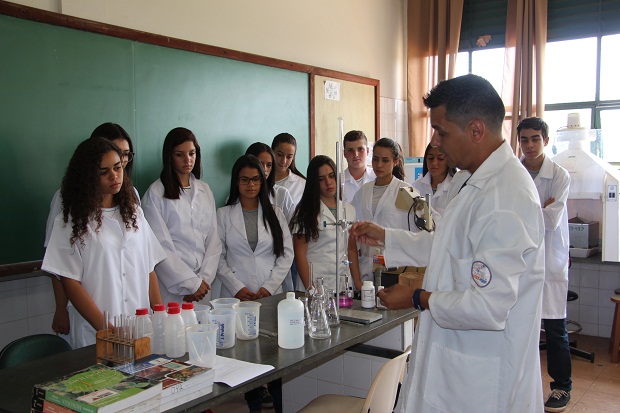 No curso, os alunos têm aulas práticas e teóricas e aprendem temas como, por exemplo, beneficiamento dos produtos do campo. Foto: Erasmo Pereira/Epamig