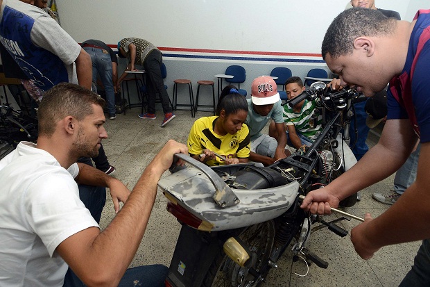 O curso de Mecânica faz parte das oportunidades de qualificação profissional oferecidas pelo projeto Trampos. Foto: Divulgação/Sedese
