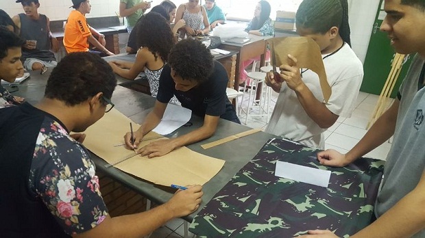 Alunos com a mão na massa no projeto Meu Primeiro Negócio - Crédito: Divulgação/Sedectes