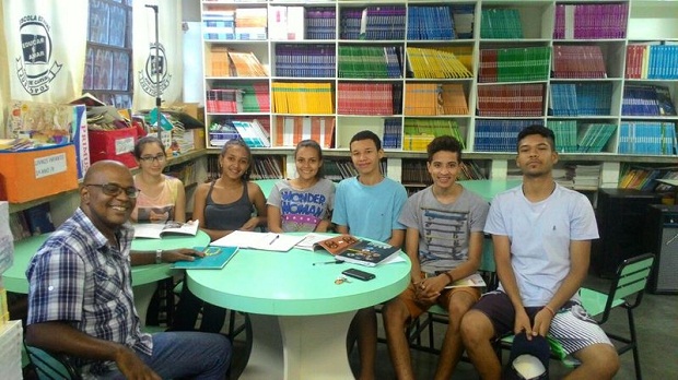 O professor Ronildo da Silva com uma parte dos alunos orientandos. Foto: Arquivo Pessoal