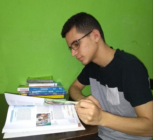 Davi Brandão passou em primeiro lugar no curso de Física da UFMG. (Crédito: Kaick Braga)