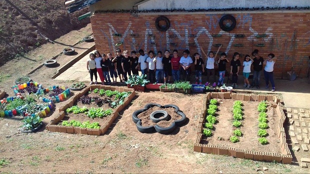 Alunos da Educação Integral e Integrada cuidam da horta da escola. Foto: Arquivo da Escola