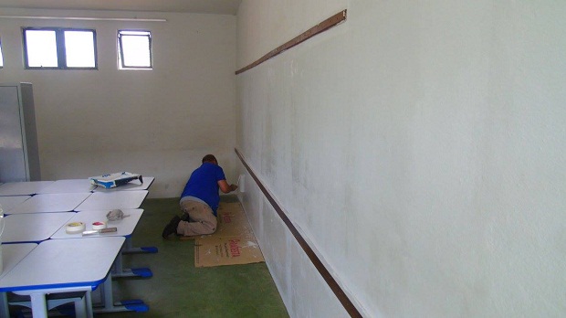 Servidores e comunidade estão realizando pequenos reparos no espaço físico. Foto: Divulgação escola