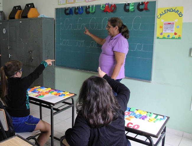 O carinho nas aulas de reforço é recíproco; professora Lígia diz ser gratificante trabalhar com as alunas com Síndrome de Down. Foto: Franciele Xavier (SEE/MG)