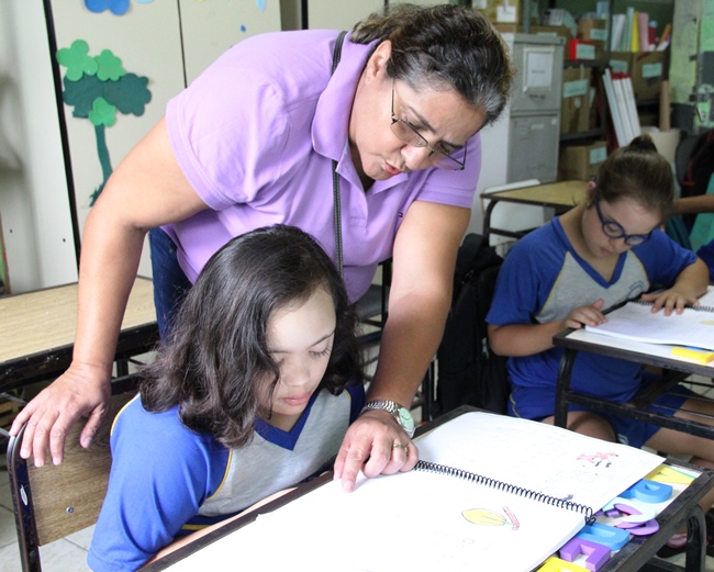Laura e Letícia são da mesma sala e recebem aulas de reforço de alfabetização para não terem dificuldades em acompanhar a turma. Foto: Franciele Xavier (SEE/MG)