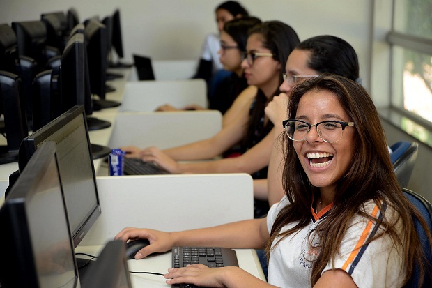 A jovem Mariana Monteiro é uma das alunas do curso de programação para mulheres, oferecido pelo Governo de Minas Gerais. Crédito: Omar Freire/Imprensa MG