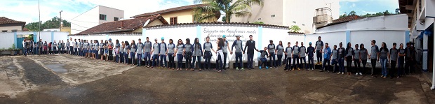 Estudantes fizeram um abraço simbólico no quarteirão da escola. Foto: Arquivo da Escola