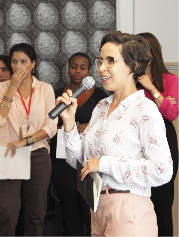 A servidora Luciene Bernardes apresentou um dos contos do livro de sua autoria, 