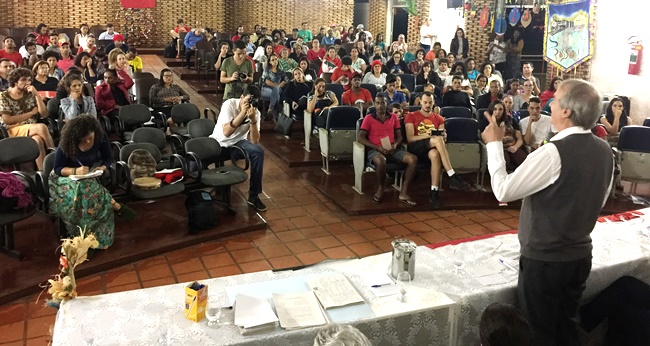 O secretário de Estado de Educação de Minas Gerais em exercício, Wieland Silberschneider, em seu pronunciamento na abertura oficial da etapa de formação. Foto: Franciele Xavier (SEE/MG)