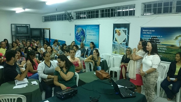 Equipes da Escola Estadual Ilídio da Costa Pereira, em Divinópolis, se reuniu para discutir a BNCC. Foto: Arquivo da Escola