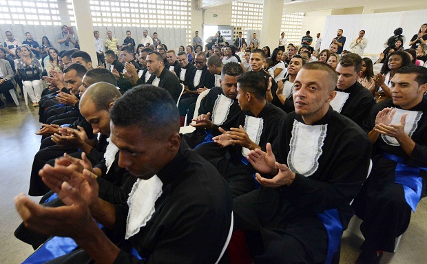 A formatura aconteceu no Complexo Penitenciário Público-Privado, em Ribeirão das Neves, onde os 53 formandos cumprem pena em regime fechado. Foto Carlos Alberto (Imprensa/MG)