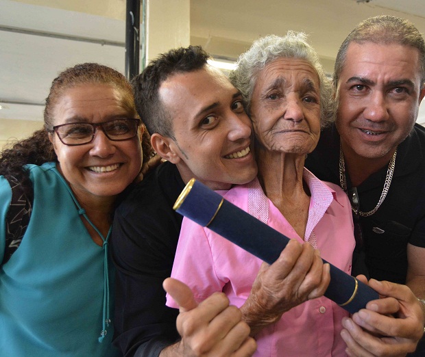 Formandos e famílias comemoram, emocionados, a oportunidade da formação. Foto: Carlos Alberto (Imprensa/MG)
