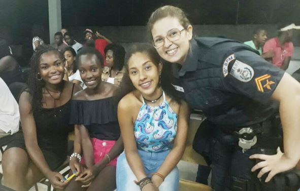 Estudantes ficaram inspiradas com a palestra da policial militar, que falou sobre a profissão e sobre as tristes estatísticas de violência contra a mulher. Foto: Arquivo/Escola