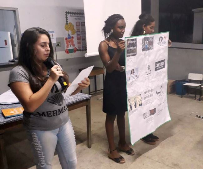 Alunas apresentam trabalho depois de várias pesquisas sobre as lutas e conquistas das mulheres e como elas são tratadas e representadas na sociedade. Foto: Arquivo/Escola.