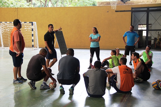 Foram repassados para os educadores conteúdos que aliam os movimentos adequados de cada esporte com a parte da formação humana do estudante da rede estadual de ensino. Foto: Franciele Xavier ACS/SEE