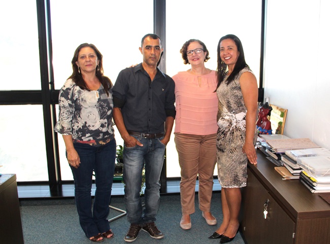 Diretor Odair, acompanhado da assessora e da diretora da SRE Januária, recebe os cumprimentos da subscretária de Desenvolvimento da Educação Básica, Augusta Mendonça. Foto: Franciele Xavier (SEE/MG).